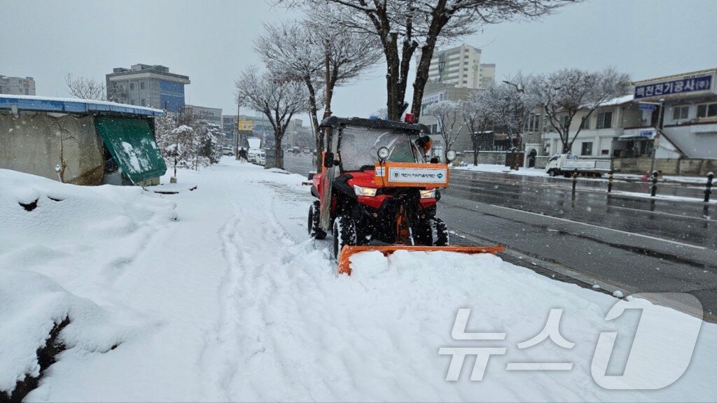 본문 이미지 - 27일 오후 7시를 기해 충북 제천지역에 대설경보가 내려지자, 제천시가 제설 차량 등을 이용해 제설 작업을 진행했다.<제천시 제공>/뉴스1 