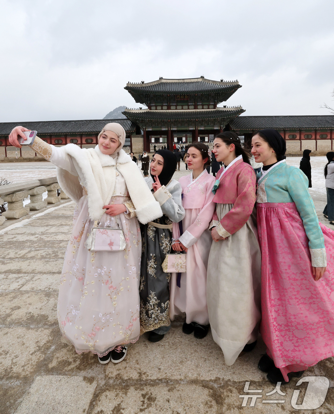(서울=뉴스1) 박세연 기자 = 설 연휴인 28일 한복을 입고 서울 경복궁을 찾은 외국인 관광객이 기념사진을 찍고 있다.국가유산청 궁능유적본부는 25일부터 30일까지 엿새 동안 경 …