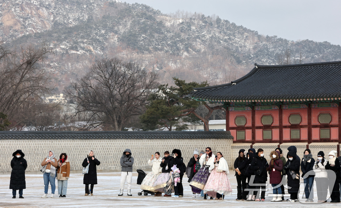 (서울=뉴스1) 박세연 기자 = 설 연휴인 28일 눈이 내린 서울 경복궁을 찾은 방문객들이 수문장교대의식을 바라보고 있다.국가유산청 궁능유적본부는 25일부터 30일까지 엿새 동안 …