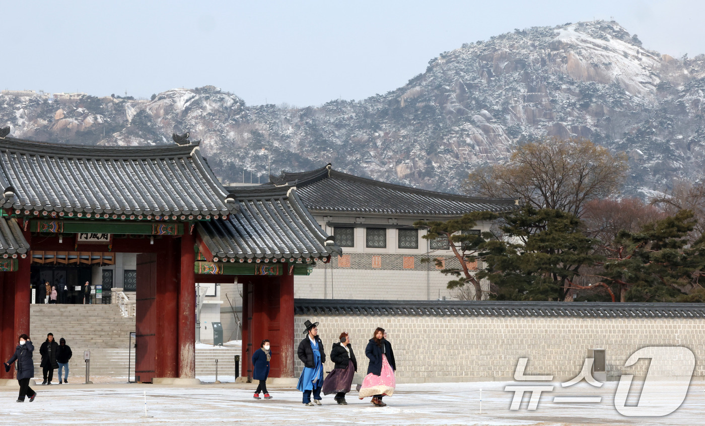(서울=뉴스1) 박세연 기자 = 설 연휴인 28일 눈이 내린 서울 경복궁에서 한복을 입은 외국인 관광객들이 발걸음을 옮기고 있다.국가유산청 궁능유적본부는 25일부터 30일까지 엿새 …