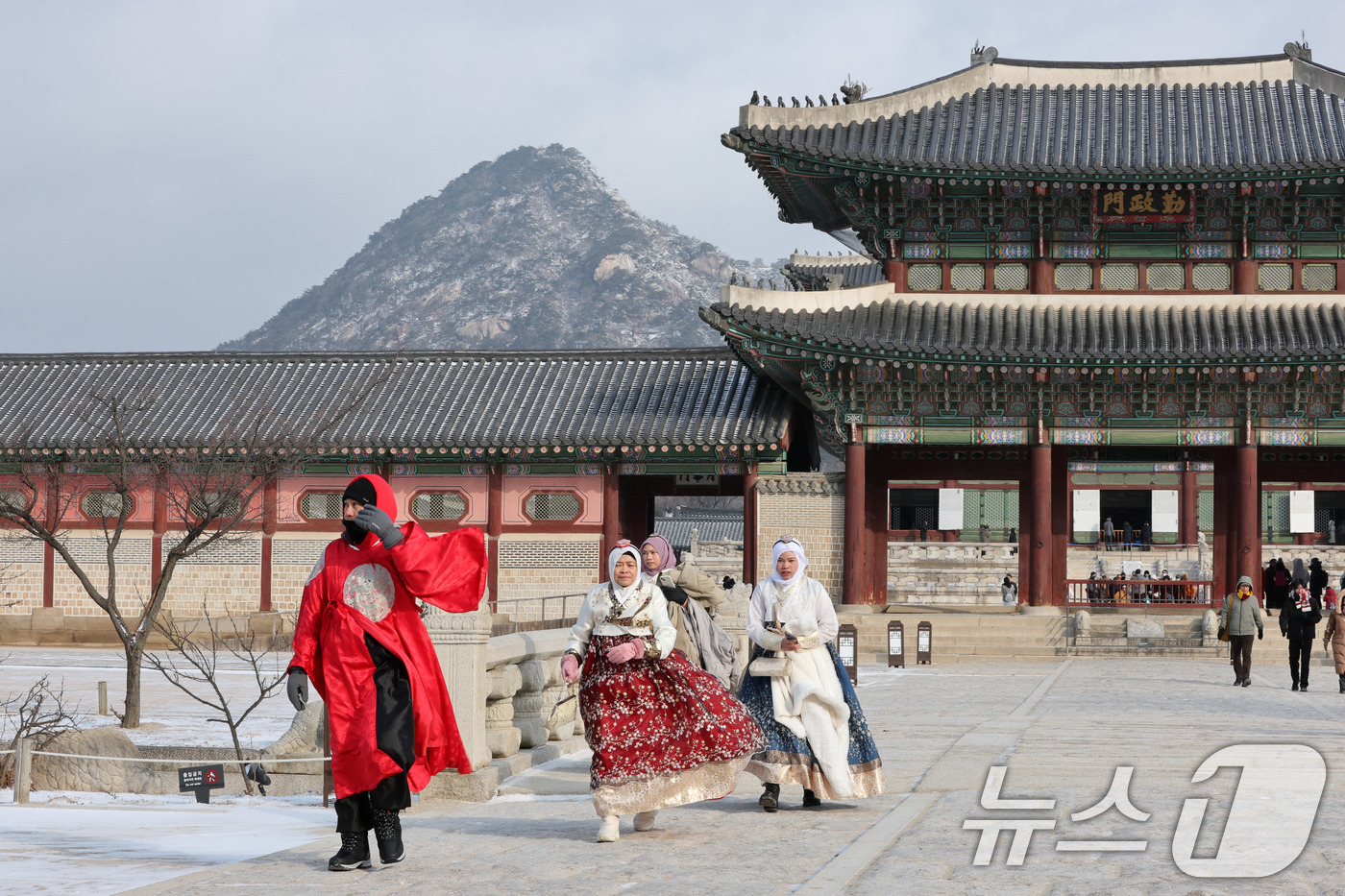 (서울=뉴스1) 박세연 기자 = 설 연휴인 28일 눈이 내린 서울 경복궁에서 한복을 입은 외국인 관광객들이 발걸음을 옮기고 있다.국가유산청 궁능유적본부는 25일부터 30일까지 엿새 …