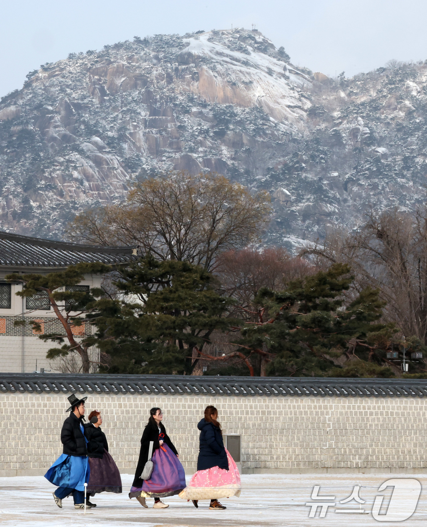 (서울=뉴스1) 박세연 기자 = 설 연휴인 28일 눈이 내린 서울 경복궁에서 한복을 입은 외국인 관광객들이 발걸음을 옮기고 있다.국가유산청 궁능유적본부는 25일부터 30일까지 엿새 …