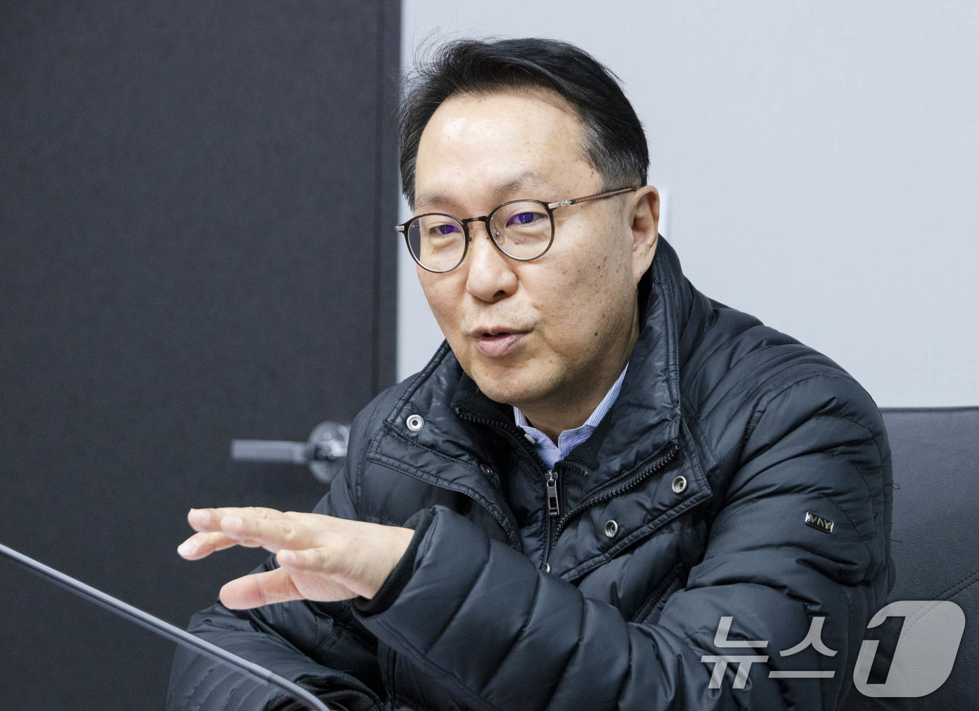 (서울=뉴스1) = 박민수 보건복지부 제2차관이 28일 서울 중구 국립중앙의료원 중앙응급의료센터를 방문해 근무중인 직원들을 격려하고 있다.  (보건복지부 제공)2025.1.28/뉴 …