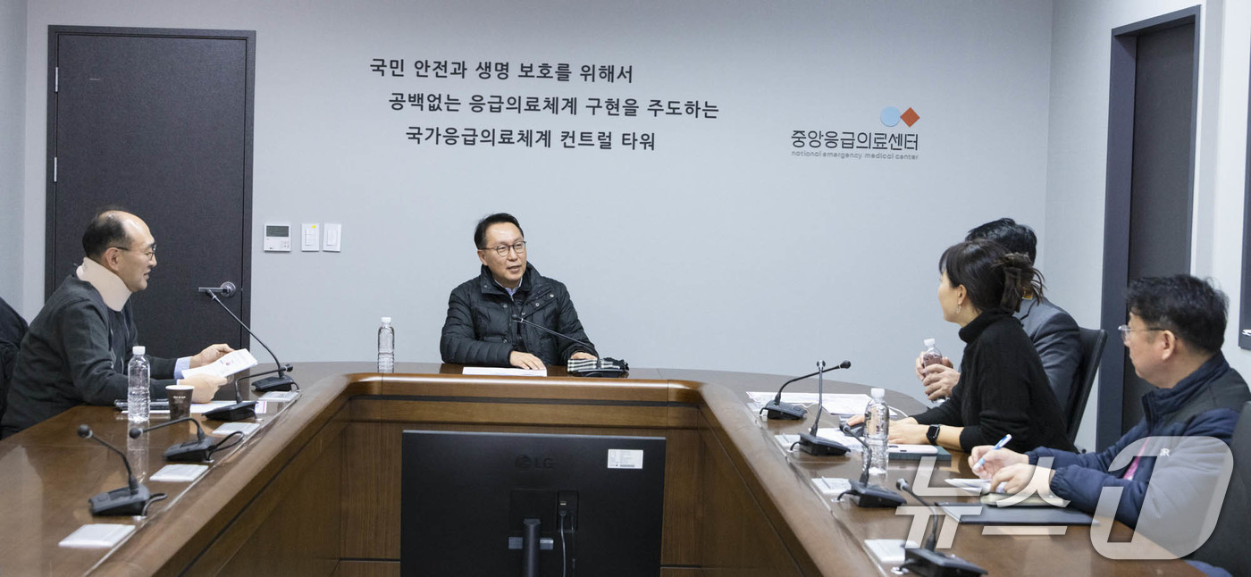 (서울=뉴스1) = 박민수 보건복지부 제2차관이 28일 서울 중구 국립중앙의료원 중앙응급의료센터를 방문해 근무중인 직원들과 대화를 나누고 있다.  (보건복지부 제공)2025.1.2 …