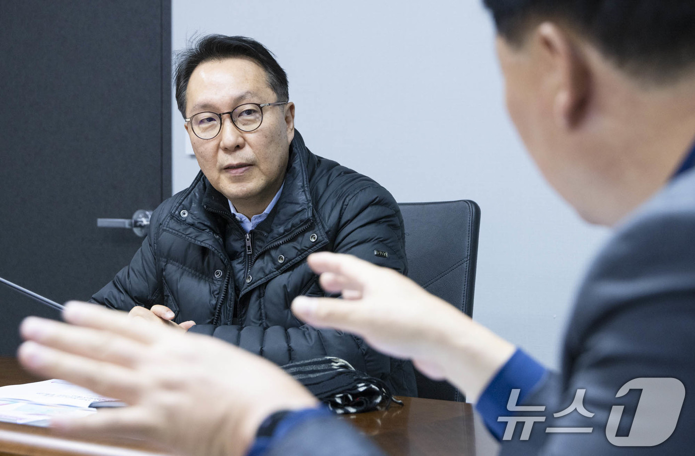 (서울=뉴스1) = 박민수 보건복지부 제2차관이 28일 서울 중구 국립중앙의료원 중앙응급의료센터를 방문해 근무중인 직원들과 대화를 나누고 있다.  (보건복지부 제공)2025.1.2 …