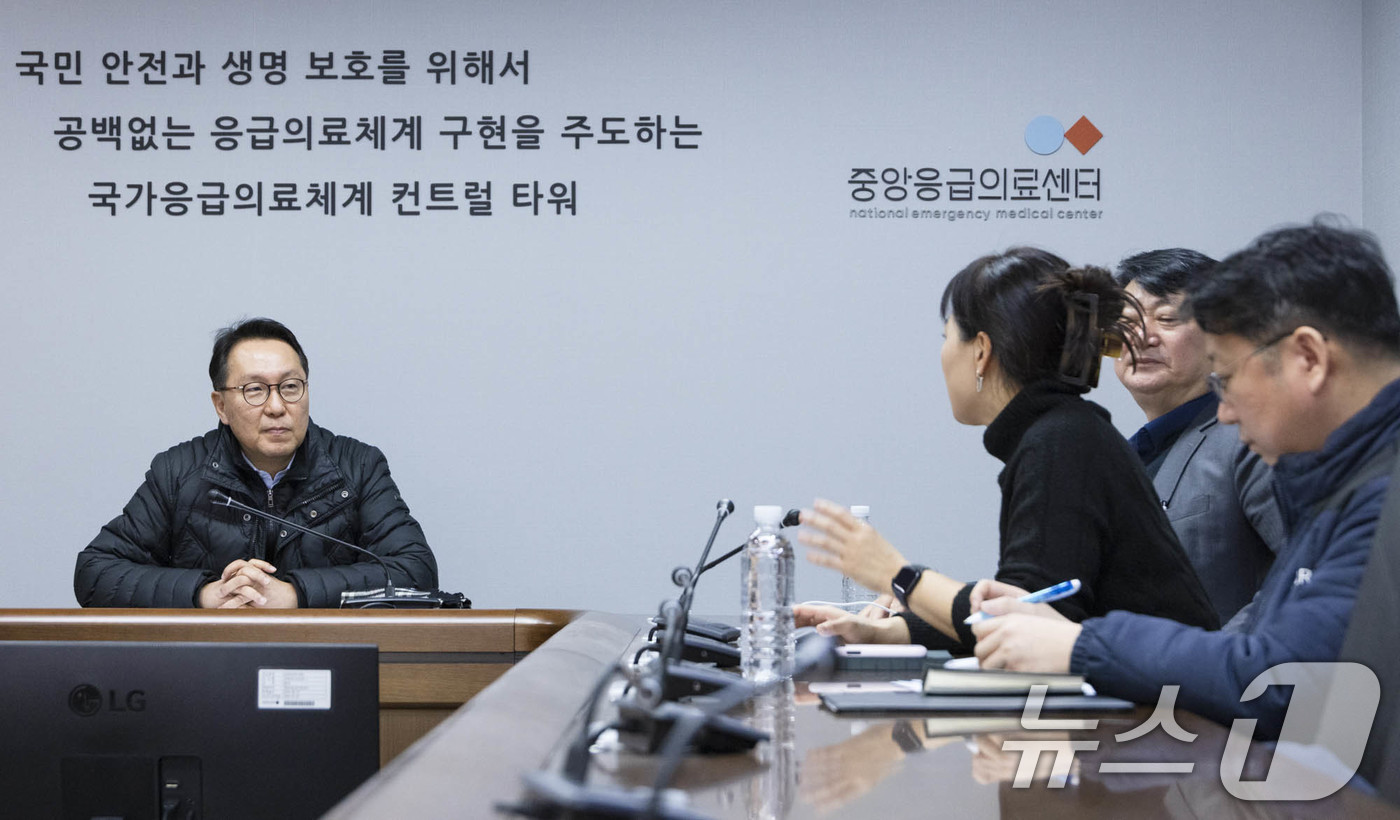 (서울=뉴스1) = 박민수 보건복지부 제2차관이 28일 서울 중구 국립중앙의료원 중앙응급의료센터를 방문해 근무중인 직원들과 대화를 나누고 있다.  (보건복지부 제공)2025.1.2 …