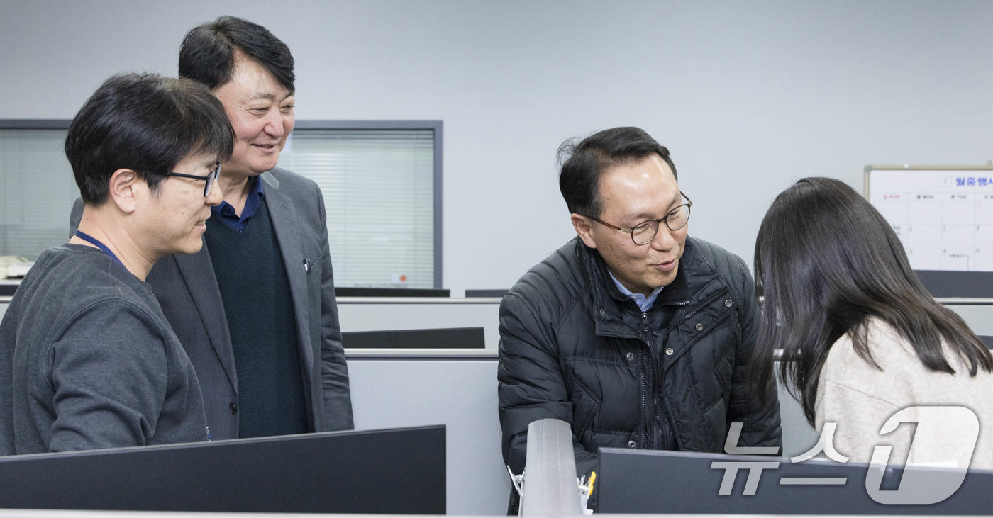 (서울=뉴스1) = 박민수 보건복지부 제2차관이 28일 서울 중구 국립중앙의료원 중앙응급의료센터를 방문해 근무중인 직원들을 격려하고 있다.  (보건복지부 제공)2025.1.28/뉴 …