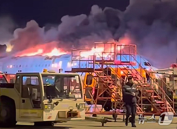 (부산=뉴스1) = 28일 오후 부산 강서구 대저동 김해공항에서 홍콩행 에어부산 항공기에서 화재가 발생해 소방당국이 진화작업을 벌이고 있다.승객 169명, 승무원 7명 모두 대피 …