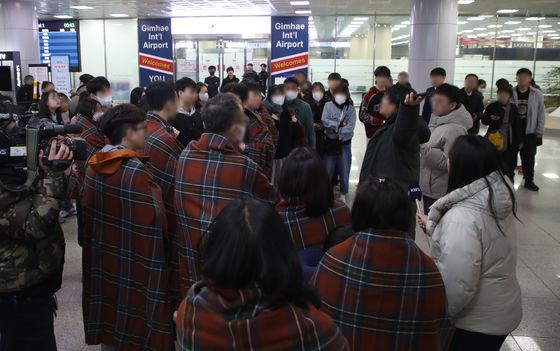 "불 난 기내서 승객이 비상문 열고 슬라이드 펴…'살려달라' 외침 가득"