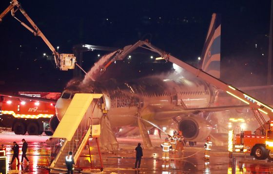 김해공항 에어부산 항공기 화재로 동체 전소…176명 대피·3명 부상(종합3보)