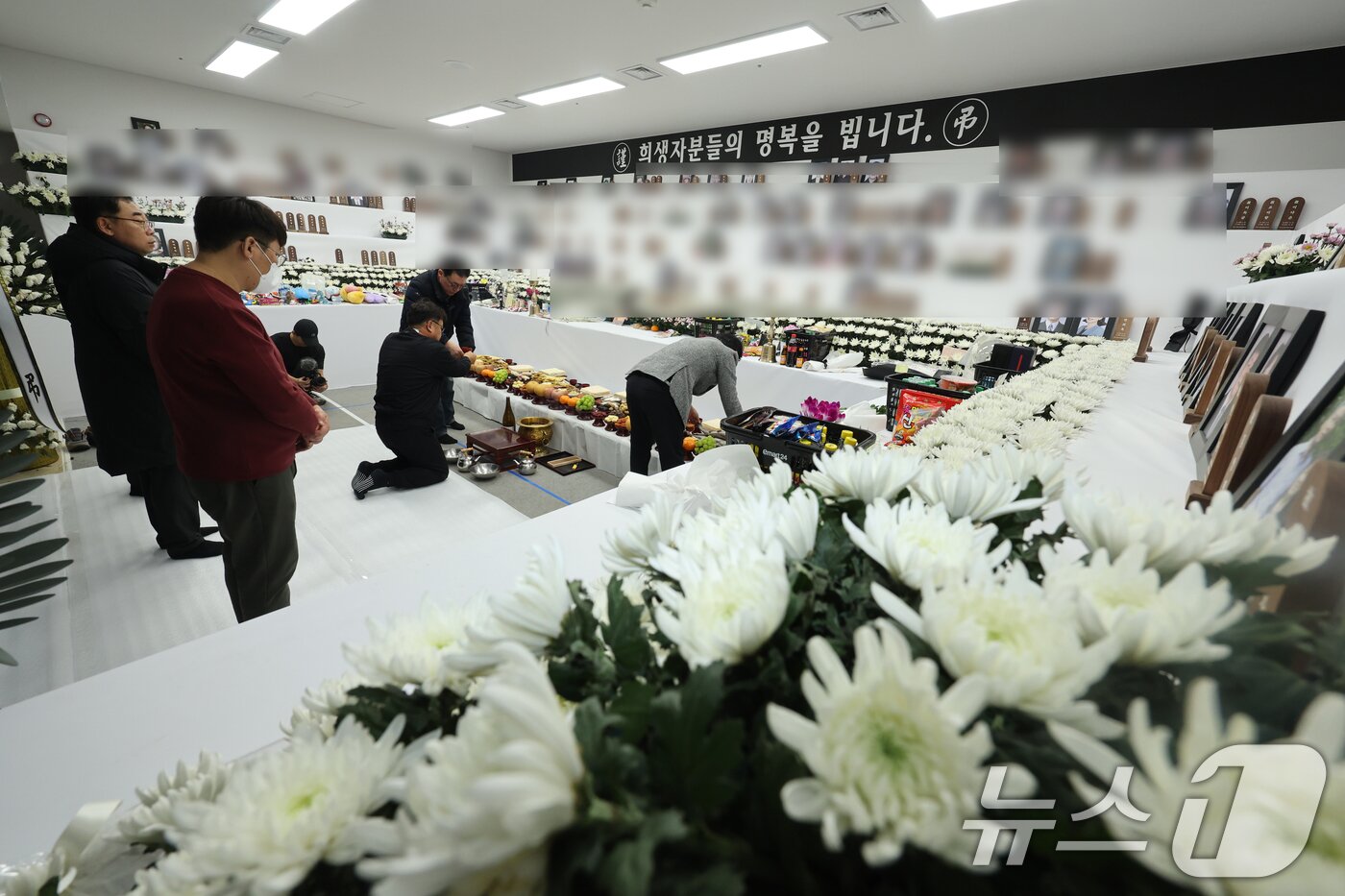 본문 이미지 - 설날이던 지난달 29일 오전12·29 제주항공 여객기 참사 유가족들이 전남 무항공항 분향소에서 설 합동 차례를 지내고 있다. 2025.1.29/뉴스1 ⓒ News1 김태성 기자