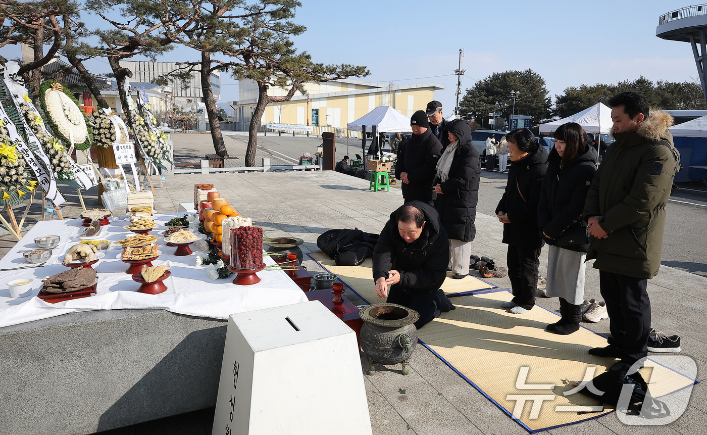 (파주=뉴스1) 김진환 기자 = 설날인 29일 오전 경기도 파주시 임진각 망배단에서 열린 망향경모제에서 실향민 가족이 임진강 이북을 향해 절하고 있다. 2025.1.29/뉴스
