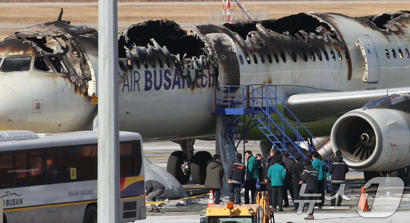 본문 이미지 - 박형준 부산시장 등이 29일 부산 강서구 부산지방항공청 대회의실에서 홍콩행 에어부산 항공기 BX391편 화재 사고와 관련해 현장을 점검하고 있다. 2025.1.29/뉴스1 ⓒ News1 윤일지 기자