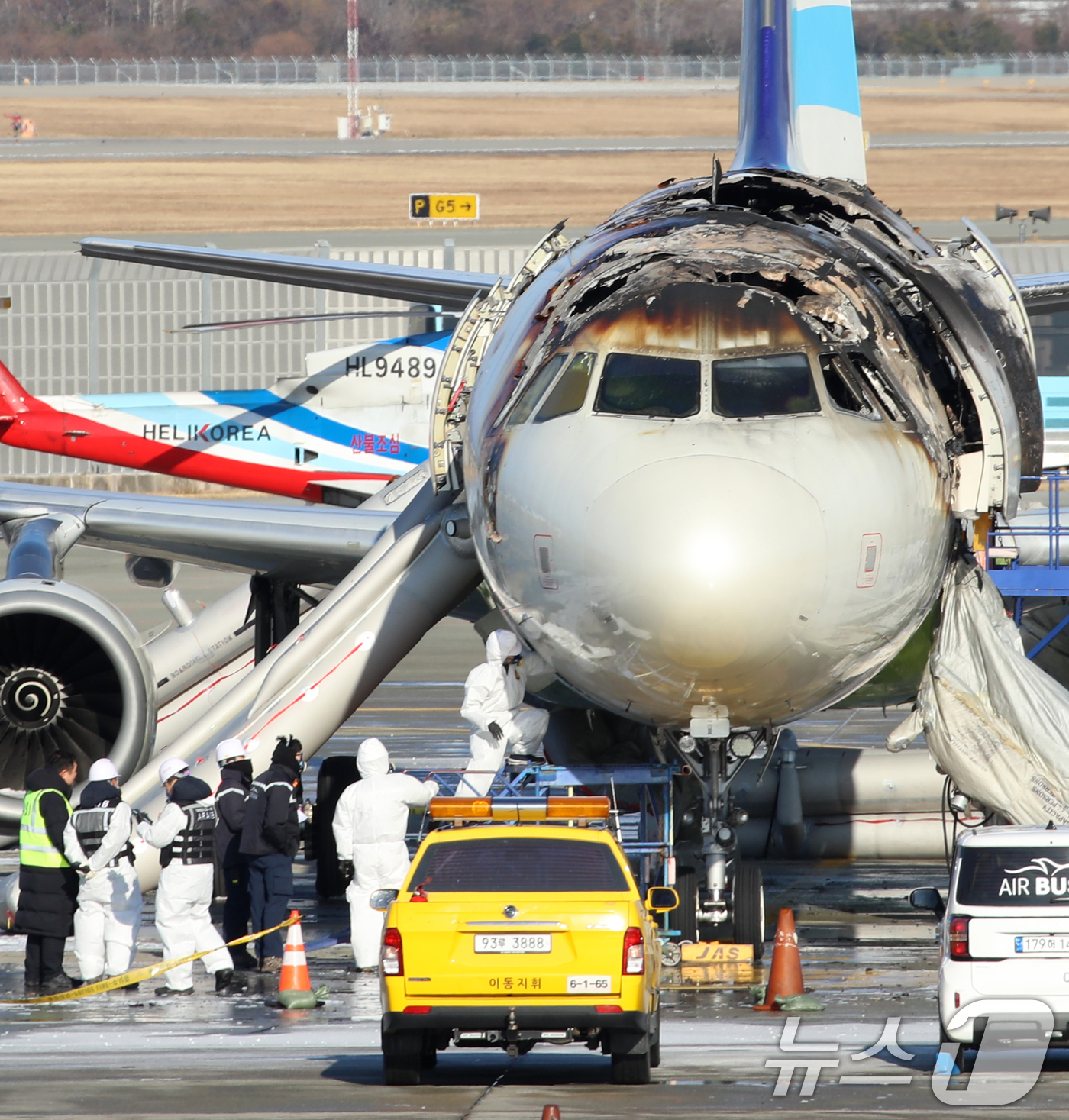 (부산=뉴스1) 윤일지 기자 = 부산 강서구 김해국제공항에서 이륙을 준비하던 홍콩행 에어부산 항공기 BX391편 내부에서 불이 나 승객과 승무원 등이 비상 탈출한 가운데 29일 항 …