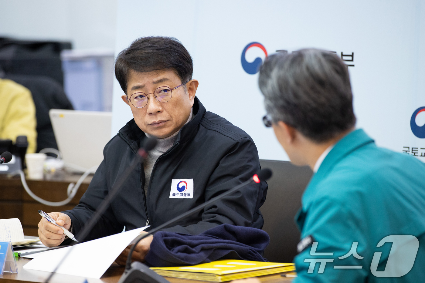 (서울=뉴스1) = 박상우 국토교통부 장관이 29일 세종시 정부세종청사 중앙사고수습본부를 방문해 김해공항에서 발생한 에어부산(ABL391편) 여객기 화재 사고 관련 보고를 받고 있 …