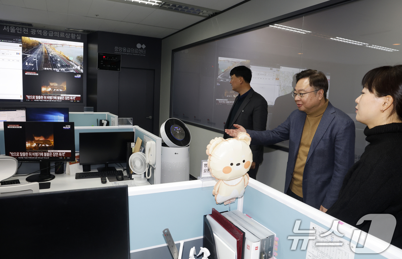 (서울=뉴스1) = 조규홍 보건복지부 장관이 설날인 29일 서울 중구 국립중앙의료원 중앙응급의료센터를 방문해 현장 근무 직원들을 격려하고 있다. (보건복지부 제공) 2025.1.2 …