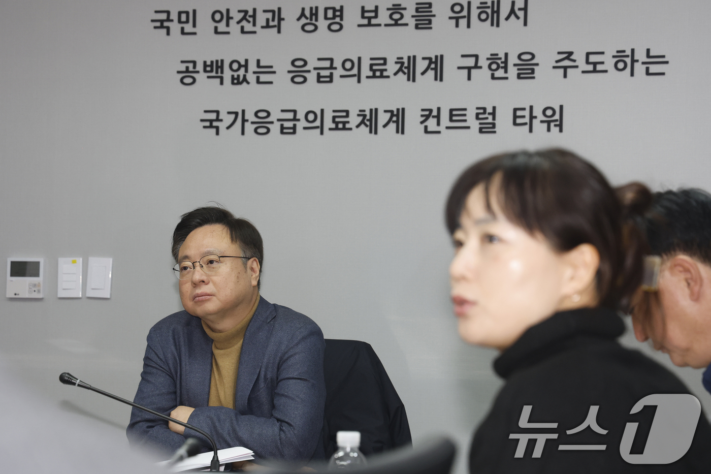 (서울=뉴스1) = 조규홍 보건복지부 장관이 설날인 29일 서울 중구 국립중앙의료원 중앙응급의료센터를 방문해 현장 근무 직원들을 격려하고 있다. (보건복지부 제공) 2025.1.2 …
