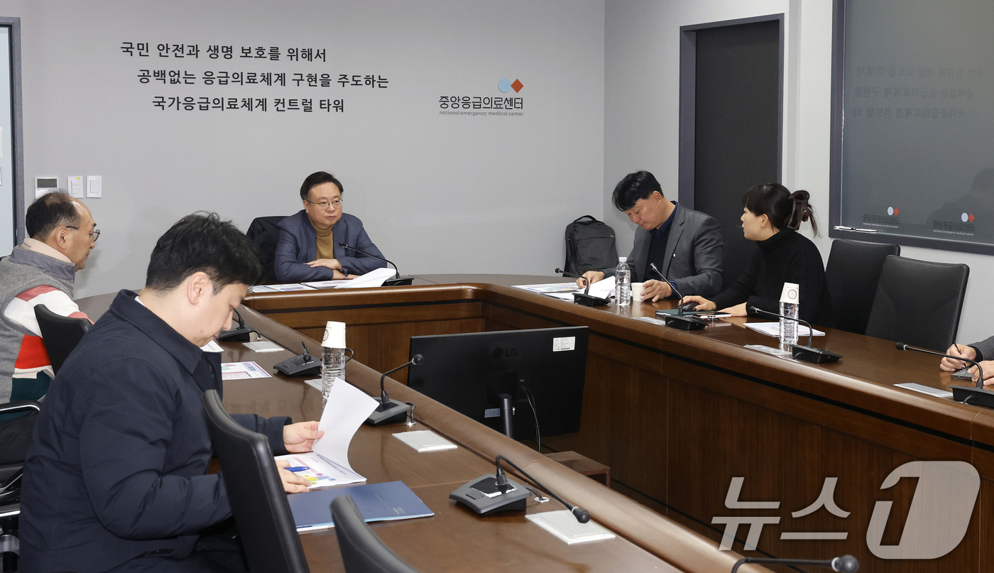 (서울=뉴스1) = 조규홍 보건복지부 장관이 설날인 29일 서울 중구 국립중앙의료원 중앙응급의료센터를 방문해 현장 근무 직원들을 격려하고 있다. (보건복지부 제공) 2025.1.2 …