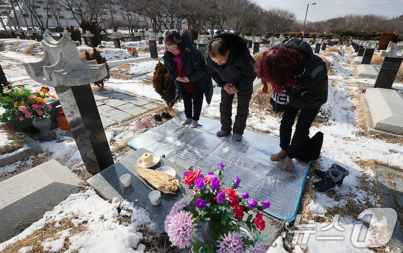(인천=뉴스1) 김진환 기자 = 설날인 29일 인천시 부평구 인천가족공원묘지를 찾은 성묘객들이 성묘를 하고 있다. 2025.1.29/뉴스1