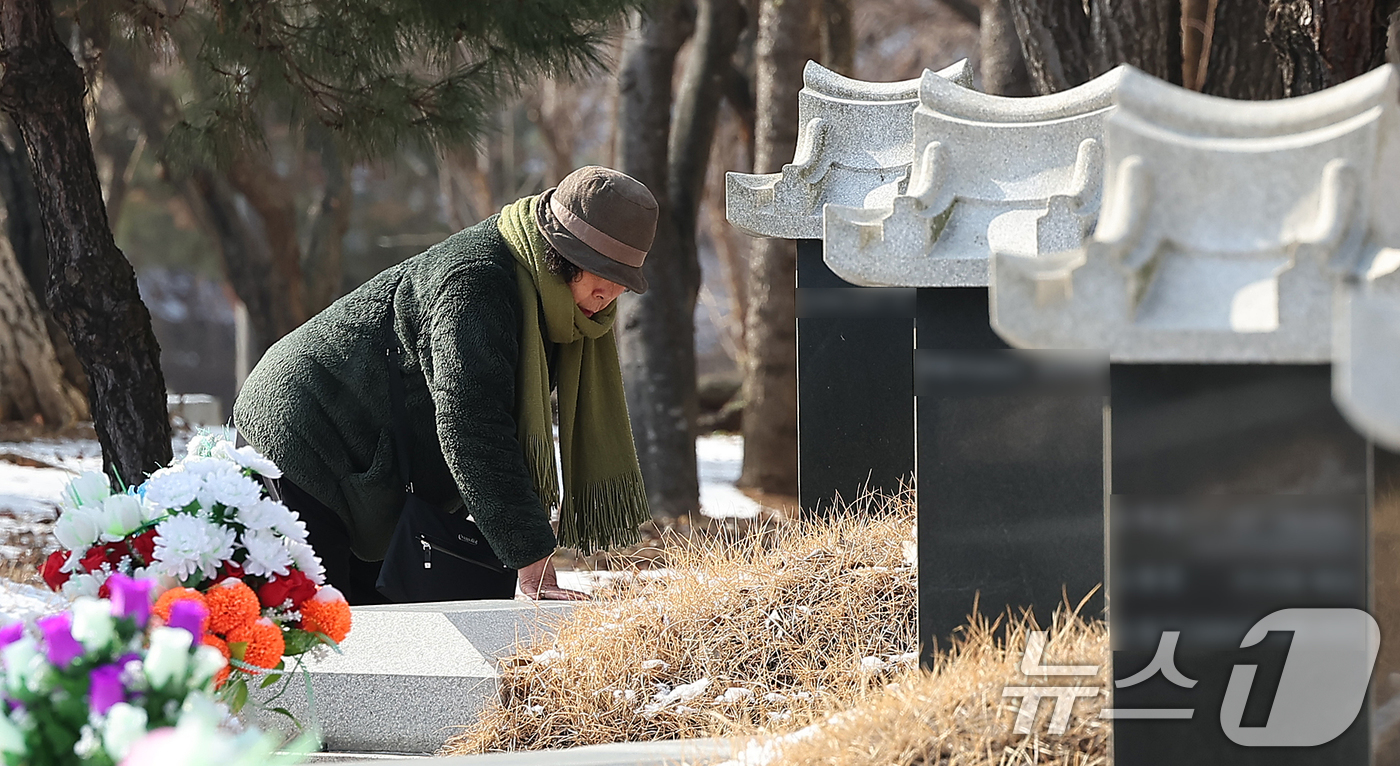(인천=뉴스1) 김진환 기자 = 설날인 29일 인천시 부평구 인천가족공원묘지를 찾은 성묘객이 성묘를 하고 있다. 2025.1.29/뉴스1