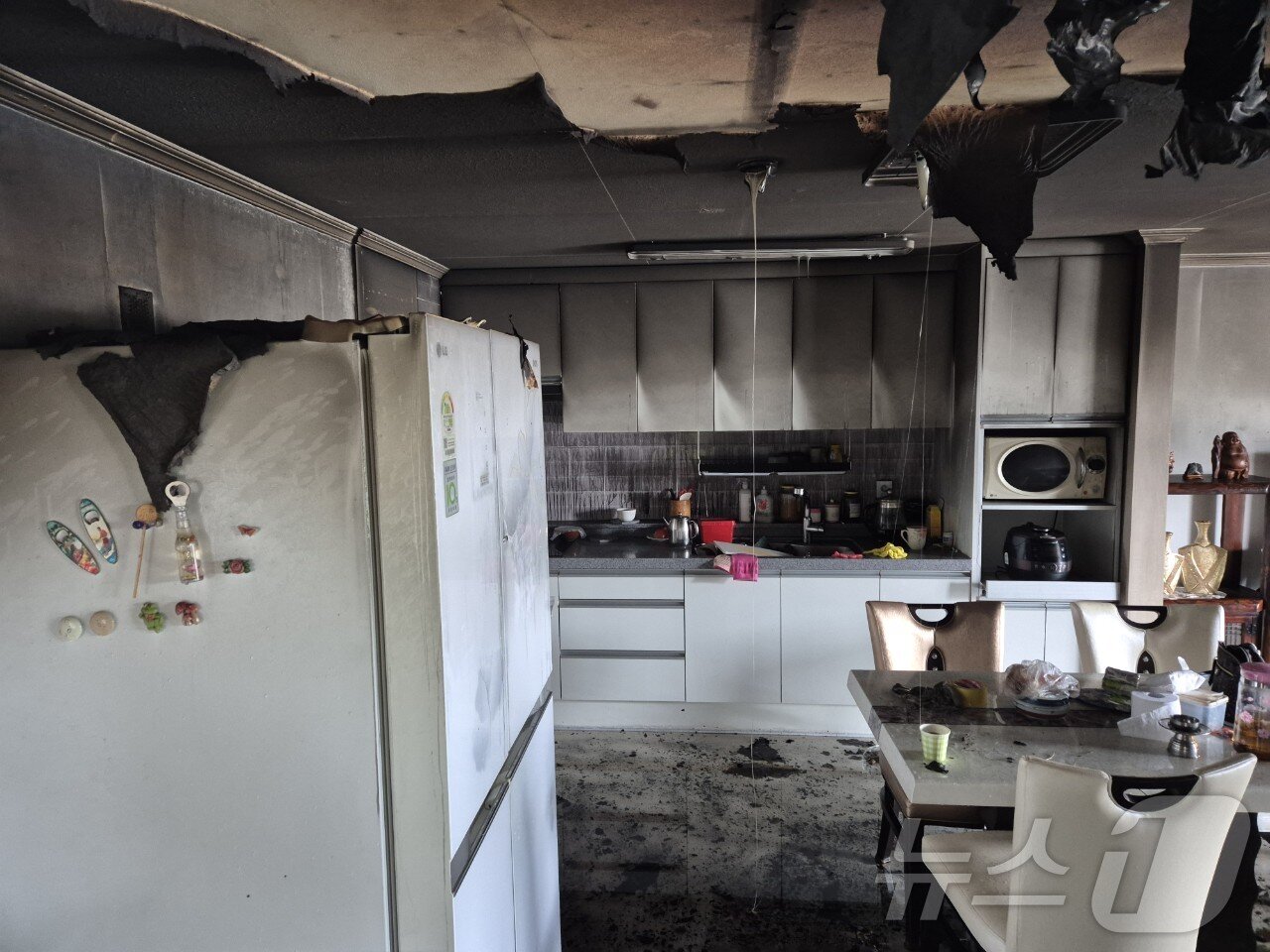 본문 이미지 -  29일 오전 10시 40분께 보령 대천동의 한 아파트 1층에서 불이 나 주방 등을 태우고 20분 만에 진화 됐다. (보령소방서 제공) / 뉴스 1