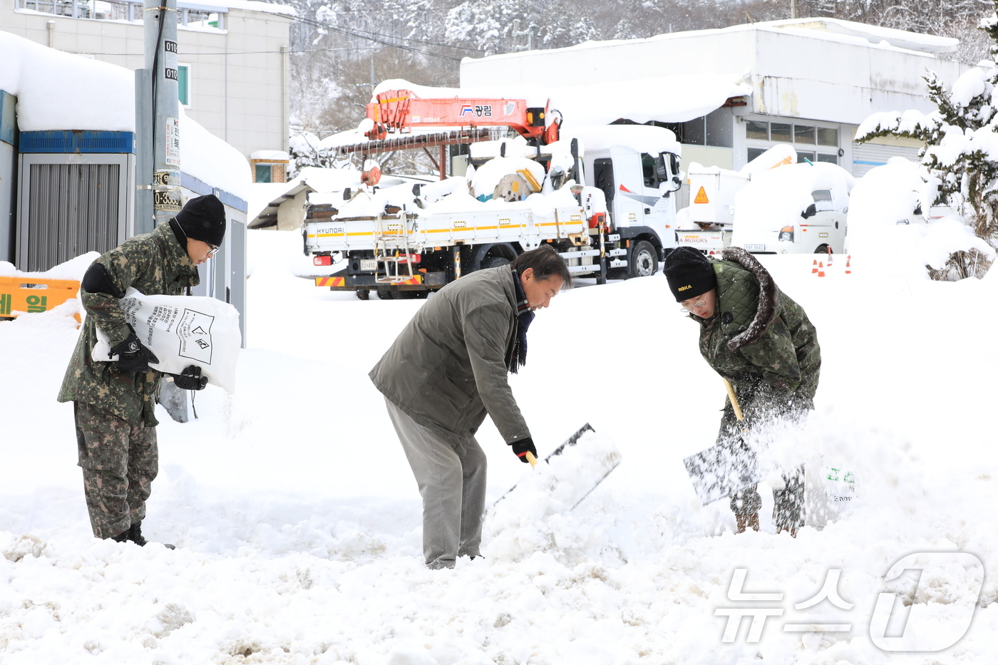 (진안=뉴스1) 김동규 기자 = 전춘성 전북자치도 진안군수(가운데)와 공무원들이 29일 진안읍에서 제설작업을 하고 있다. 진안읍은 27일부터 이날까지 44㎝가 넘는 눈이 내렸다.( …