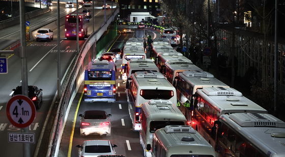 尹관저 주변 경찰 2800명 배치… 강남→도심 새벽부터 정체