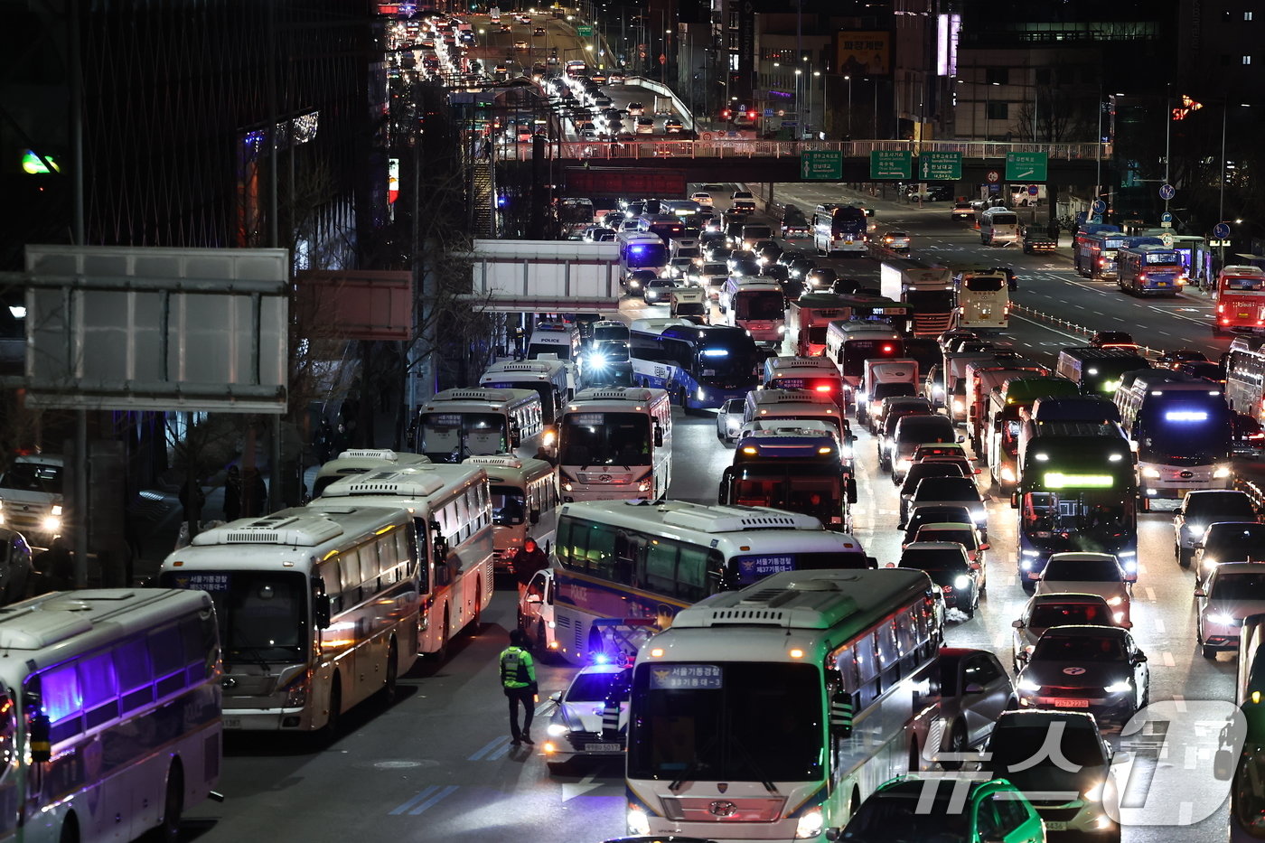 본문 이미지 - 3일 서울 용산구 한남동 대통령 관저 정문 인근이 지지자 집회로 교통정체를 빚고 있다. 2025.1.3/뉴스1 ⓒ News1 김도우 기자