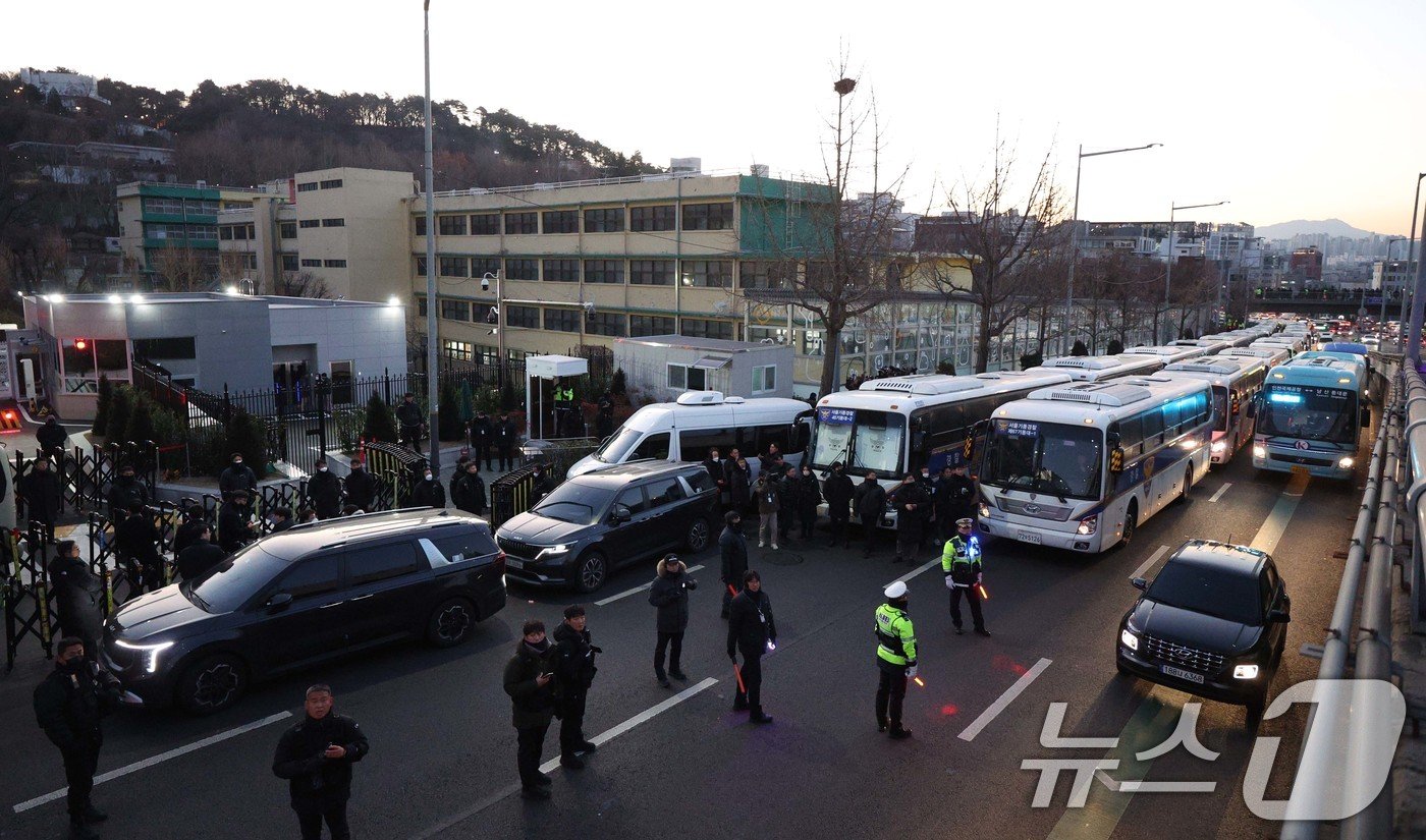 본문 이미지 - 윤석열 대통령 체포영장 집행에 나선 고위공직자범죄수사처(공수처) 수사관들이 탄 차랴이 3일 오전 서울 용산구 한남동 대통령 관저 입구에 도착하고 있다. 2025.1.3/뉴스1 ⓒ News1 신웅수 기자