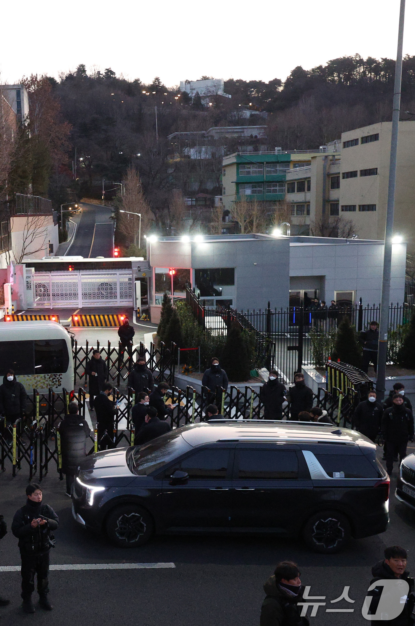 (서울=뉴스1) 신웅수 기자 = 윤석열 대통령 체포영장 집행에 나선 고위공직자범죄수사처(공수처) 수사관들이 탄 차량이 3일 오전 서울 용산구 한남동 대통령 관저 입구에 도착하고 있 …