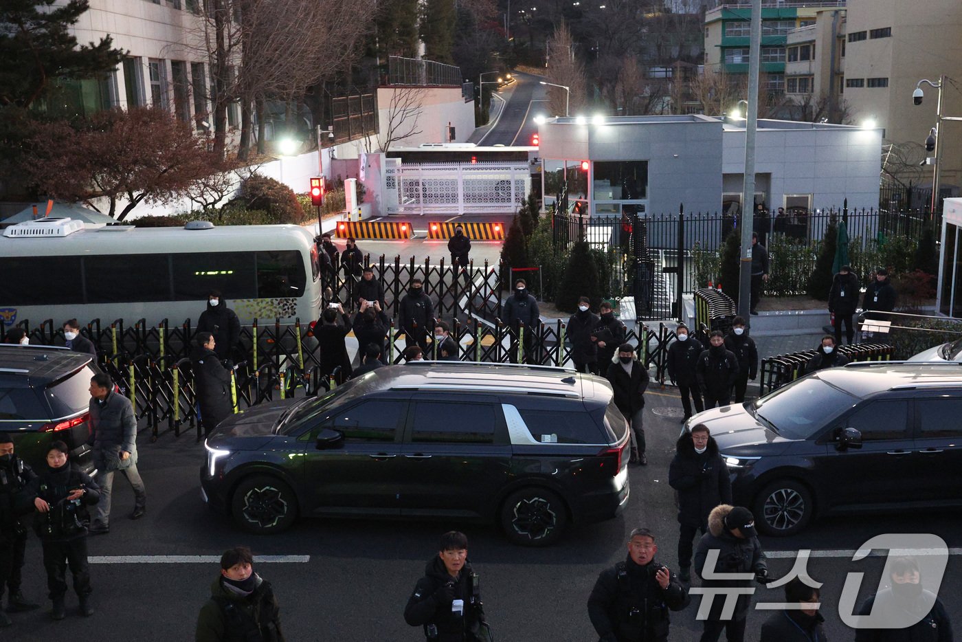 본문 이미지 - 윤석열 대통령 체포영장 집행에 나선 고위공직자범죄수사처(공수처) 수사관들이 탄 차량이 3일 오전 서울 용산구 한남동 대통령 관저 입구에 도착하고 있다. 2025.1.3/뉴스1 ⓒ News1 신웅수 기자