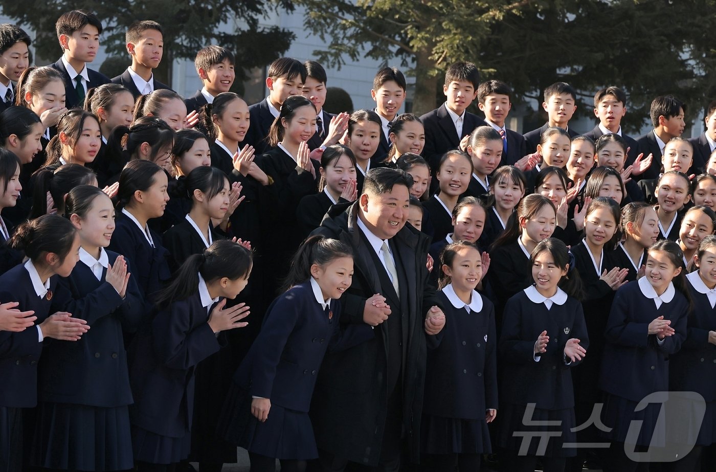 &#40;평양 노동신문=뉴스1&#41; = 북한 노동당 기관지 노동신문은 3일 김정은 당 총비서가 지난 2일 2025년 설맞이공연에 참가한 재일조선학생소년예술단 성원들을 당중앙위원회 본부청사에서 만나 기념사진을 찍었다고 보도했다. [국내에서만 사용가능. 재배포 금지. DB 금지. For Use Only in the Republic of Korea. Redistribution Prohibited] rodongphoto@news1.kr