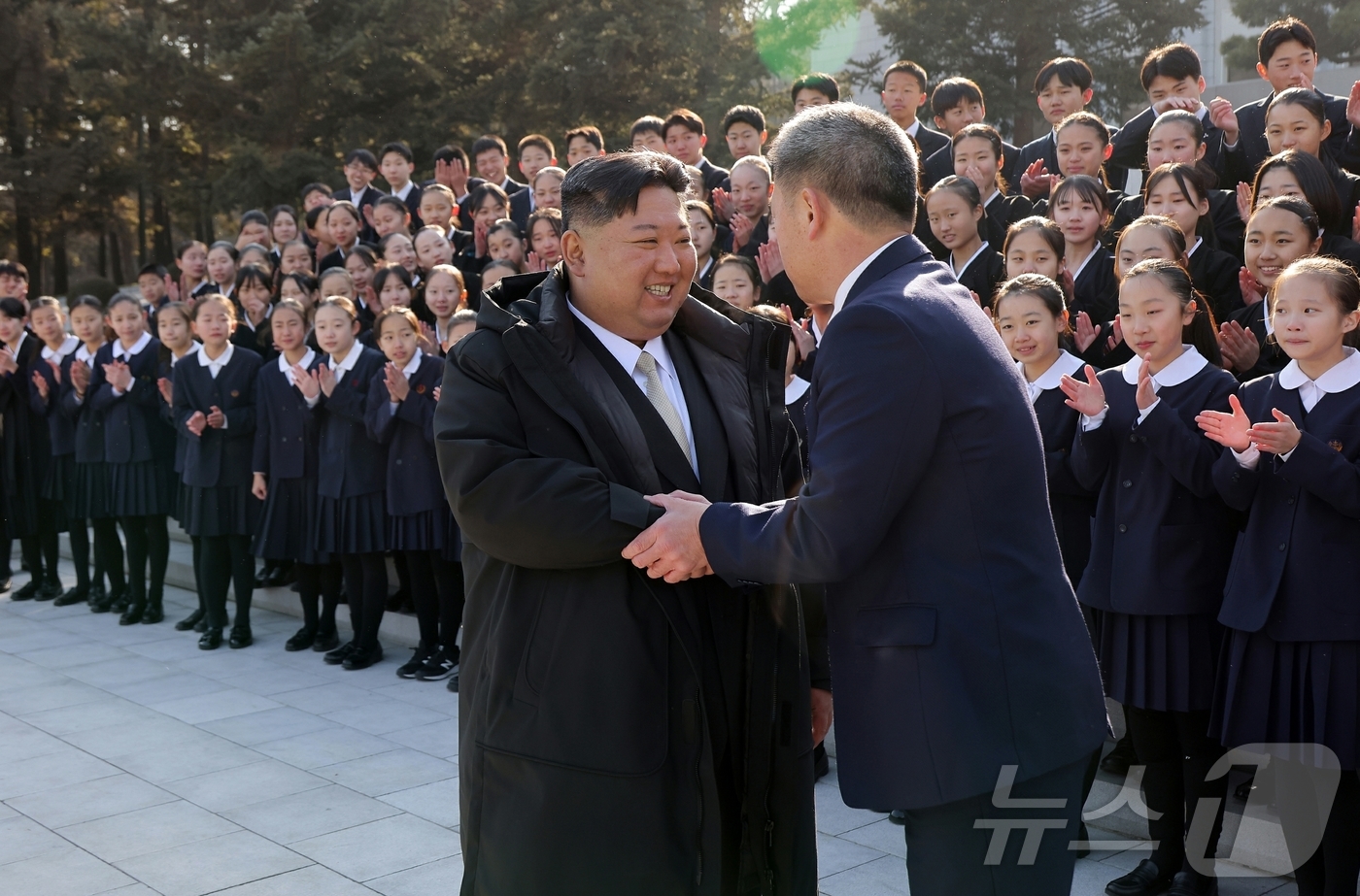 (평양 노동신문=뉴스1) = 북한 노동당 기관지 노동신문은 3일 김정은 당 총비서가 지난 2일 2025년 설맞이공연에 참가한 재일조선학생소년예술단 성원들을 당중앙위원회 본부청사에서 …