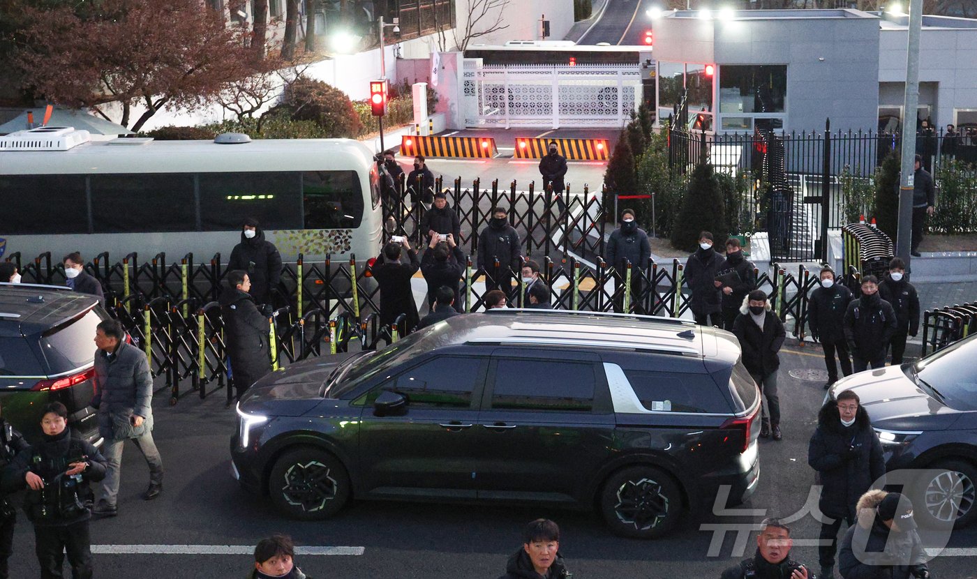 본문 이미지 - 윤석열 대통령 체포영장 집행에 나선 고위공직자범죄수사처(공수처) 수사관들이 탄 차량이 3일 오전 서울 용산구 한남동 대통령 관저 입구에 도착하고 있다. 2025.1.3/뉴스1 ⓒ News1 신웅수 기자