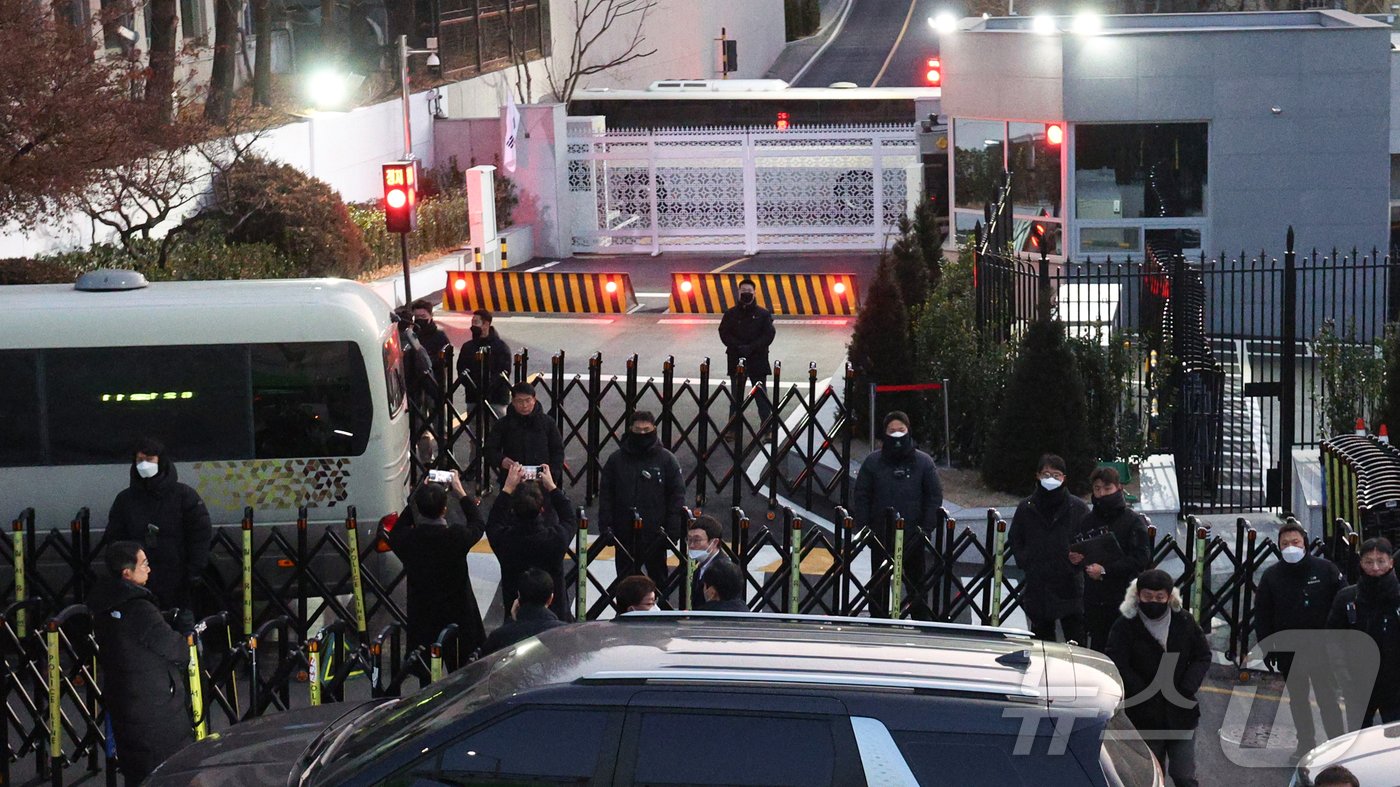 본문 이미지 - 윤석열 대통령 체포영장 집행에 나선 고위공직자범죄수사처(공수처) 수사관들이 탄 차량이 3일 오전 서울 용산구 한남동 대통령 관저 입구에 도착하고 있다. 2025.1.3/뉴스1 ⓒ News1 신웅수 기자