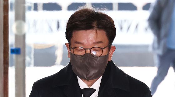 굳은 표정으로 출근하는 권성동 원내대표