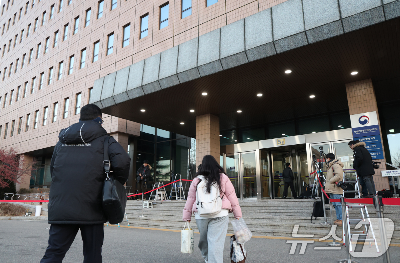 (과천=뉴스1) 김영운 기자 = 고위공직자범죄수사처(공수처)가 3일 오전 윤석열 대통령의 체포영장 집행을 위해 관저로 진입한 가운데 사진은 이날 오전 경기 과천시 정부과천청사 공수 …