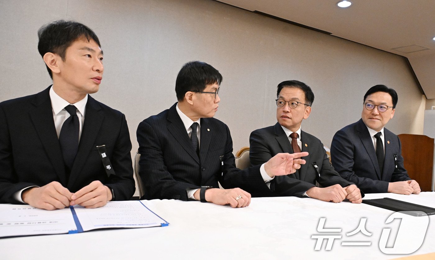 본문 이미지 - 최상목 대통령 권한대행 부총리 겸 기획재정부 장관이 3일 서울 종로구 정부서울청사에서 열린 거시경제·금융현안 간담회를 주재하고 있다. 왼쪽부터 이복현 금융감독원장, 이창용 한국은행 총재, 최상목 권한대행, 김병환 금융위원장. (기획재정부 제공) 2025.1.3/뉴스1