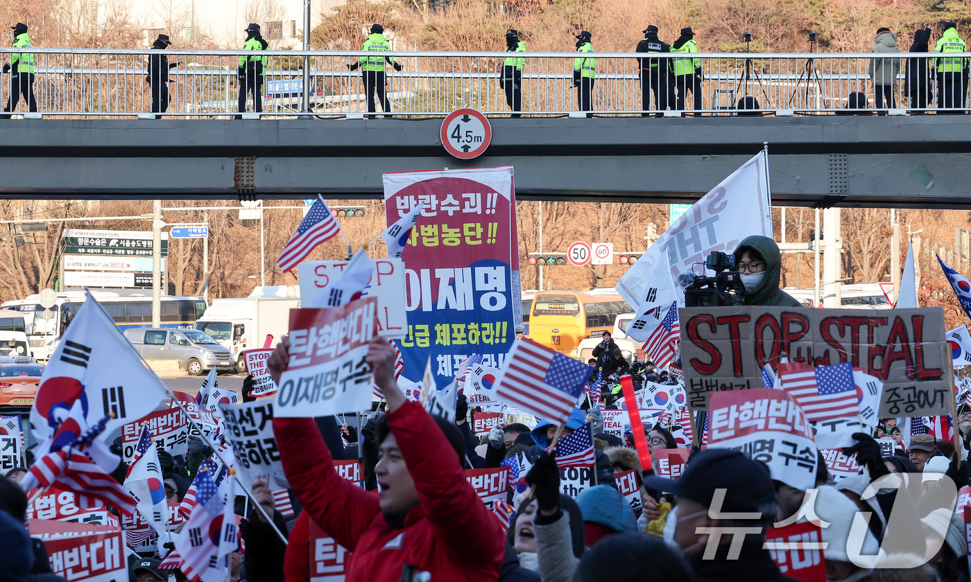 (서울=뉴스1) 김성진 기자 = 윤석열 대통령 지지자들이 3일 서울 용산구 한남동 대통령 관저 앞에서 고위공직자범죄수사처의 체포영장 집행을 규탄하는 집회를 하고 있다. 2025.1 …