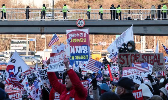 尹 "유튜브 보고있다"…'尹 수호대' 극우 유튜버, 후원금만 1.3억 벌었다