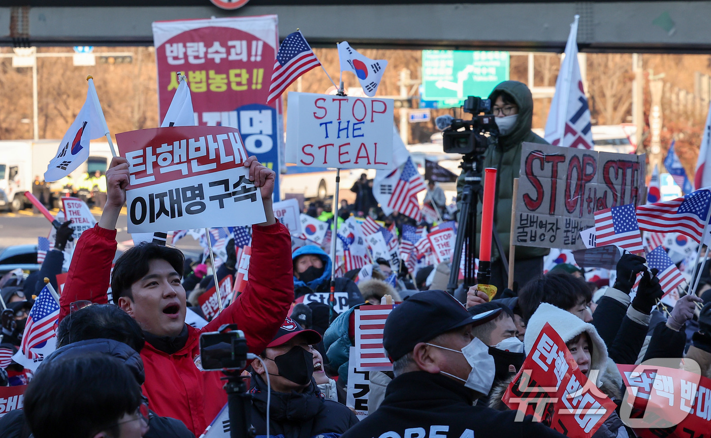 (서울=뉴스1) 김성진 기자 = 윤석열 대통령 지지자들이 3일 서울 용산구 한남동 대통령 관저 앞에서 고위공직자범죄수사처의 체포영장 집행을 규탄하는 집회를 하고 있다. 2025.1 …