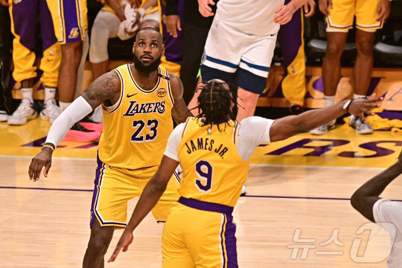 본문 이미지 - NBA LA 레이커스에서 함께 뛰고 있는 르브론 제임스와 브로니 제임스. ⓒ AFP=뉴스1