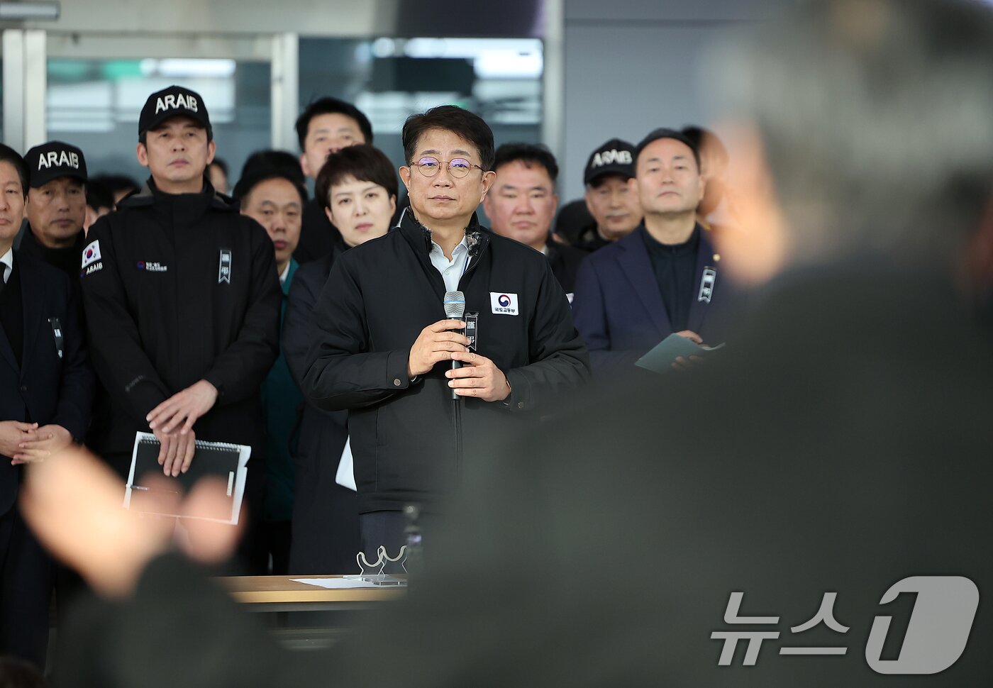 본문 이미지 - 박상우 국토교통부 장관이 3일 전남 무안군 무안국제공항에서 제주항공 여객기 참사 관련 브리핑을 마친 뒤 유가족의 질문을 듣고 있다. 2025.1.3/뉴스1 ⓒ News1 김진환 기자