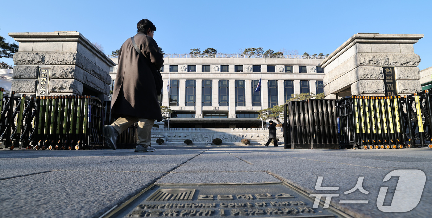 (서울=뉴스1) 임세영 기자 = 윤석열 대통령 탄핵 심판 2차 변론준비기일인 3일 오전 서울 종로구 헌법재판소로 한 시민이 들어서고 있다. 2025.1.3/뉴스1