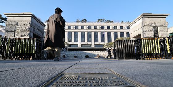 조기대선 급한 野, 늦춰야 실낱희망 與…尹 '내란 혐의 제외' 수싸움