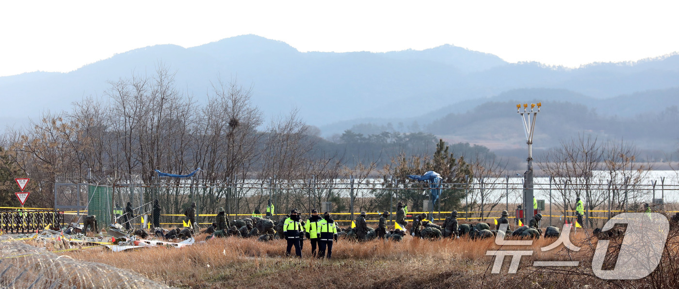 (무안=뉴스1) 박지현 기자 = 제주항공 참사 발생 엿새째인 3일 오전 전남 무안국제공항 활주로에서 군인들이 유류품 수색을 진행하고 있다. 2024.1.3/뉴스1