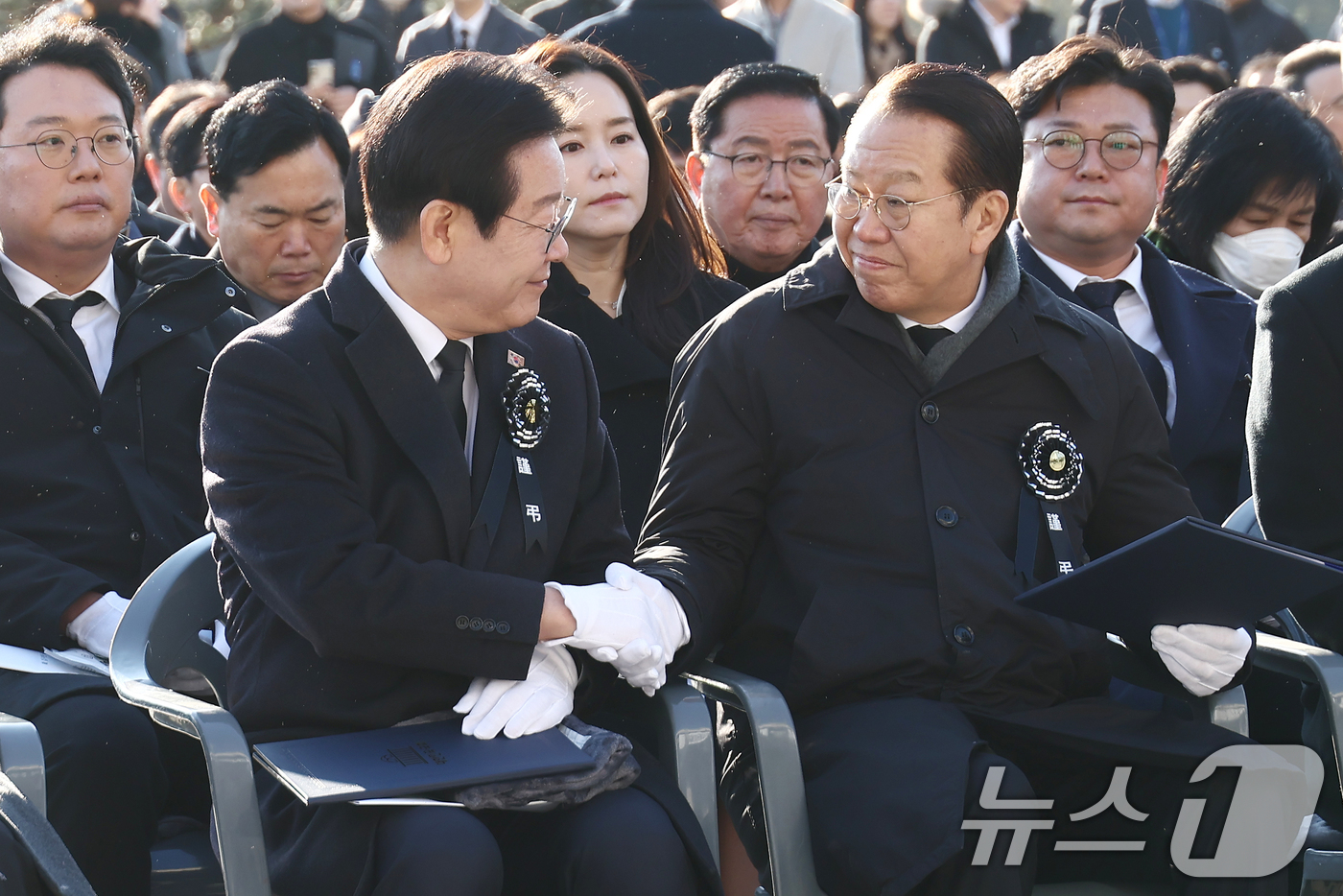 (서울=뉴스1) 김민지 기자 = 권영세 국민의힘 비상대책위원장(오른쪽)과 이재명 더불어민주당 대표가 3일 오전 서울 여의도 국회에서 열린 고 김수한 전 국회의장 영결식에서 악수하고 …