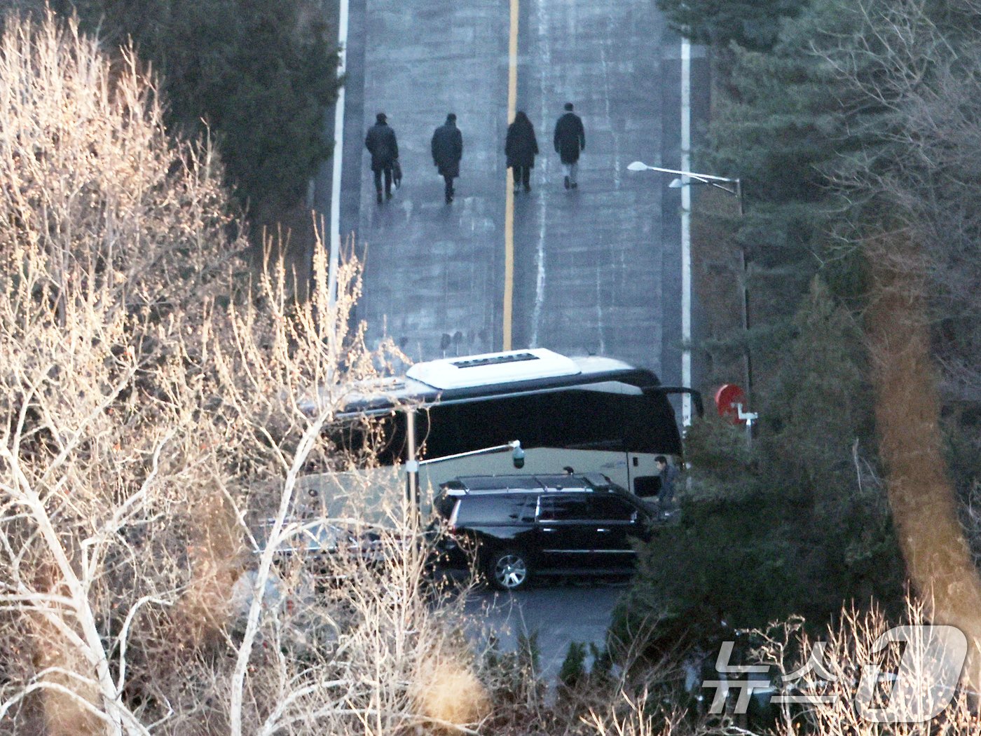 윤석열 대통령에 대한 체포영장 집행에 나선 고위공직자범죄수사처 수사관들이 3일 서울 용산구 한남동 대통령 관저 입구를 통과해 진입하고 있다. 2025.1.3/뉴스1 ⓒ News1 송원영 기자