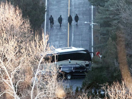 '尹 체포 대치' 5시간째…'경호처 저항' 관저 실내 진입 못해