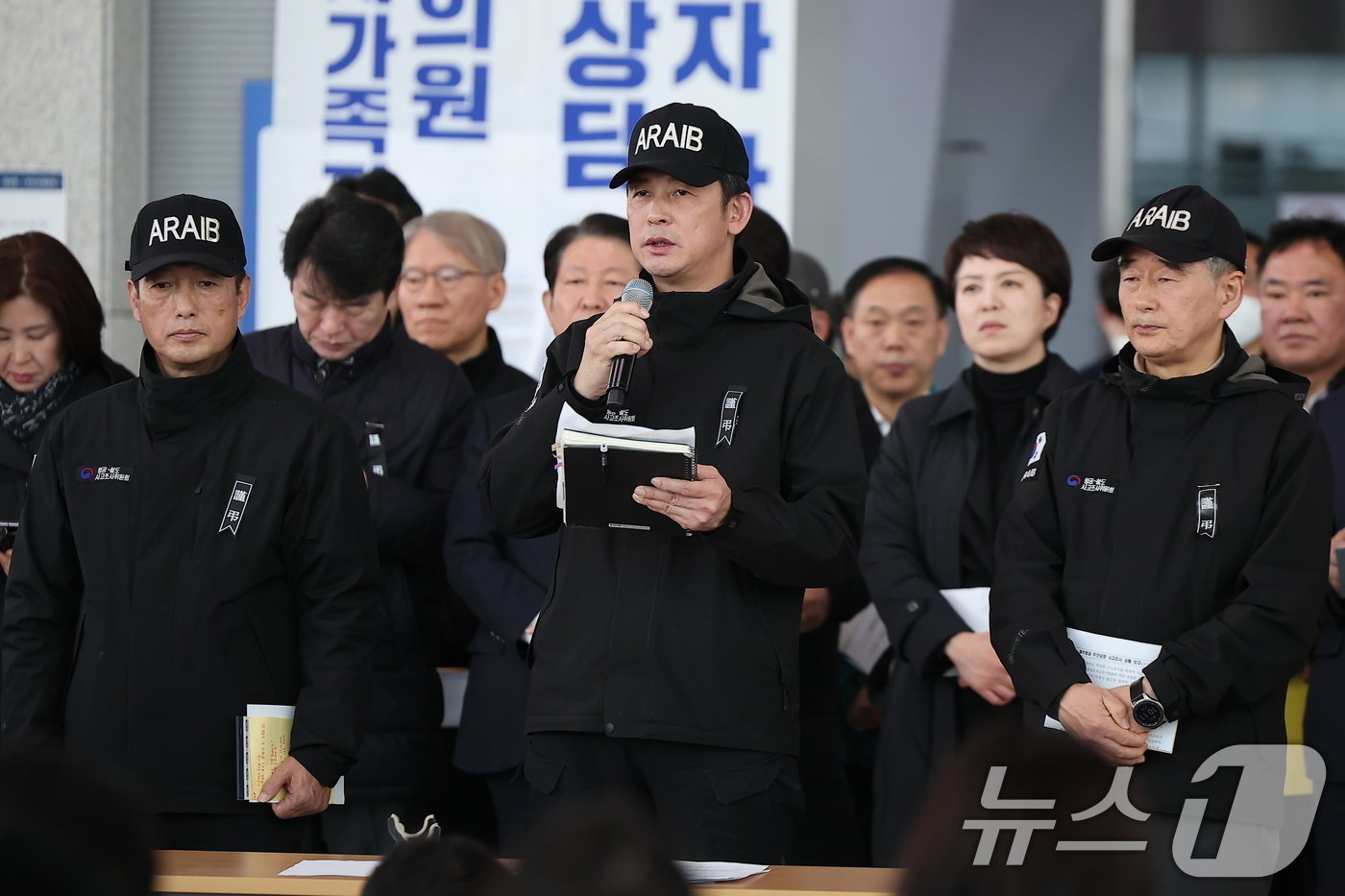 본문 이미지 - 장만희 항공철도사고조사위원회 위원장이 3일 전남 무안군 무안국제공항에서 제주항공 여객기 참사 관련 브리핑을 하고 있다. 2025.1.3/뉴스1 ⓒ News1 김진환 기자